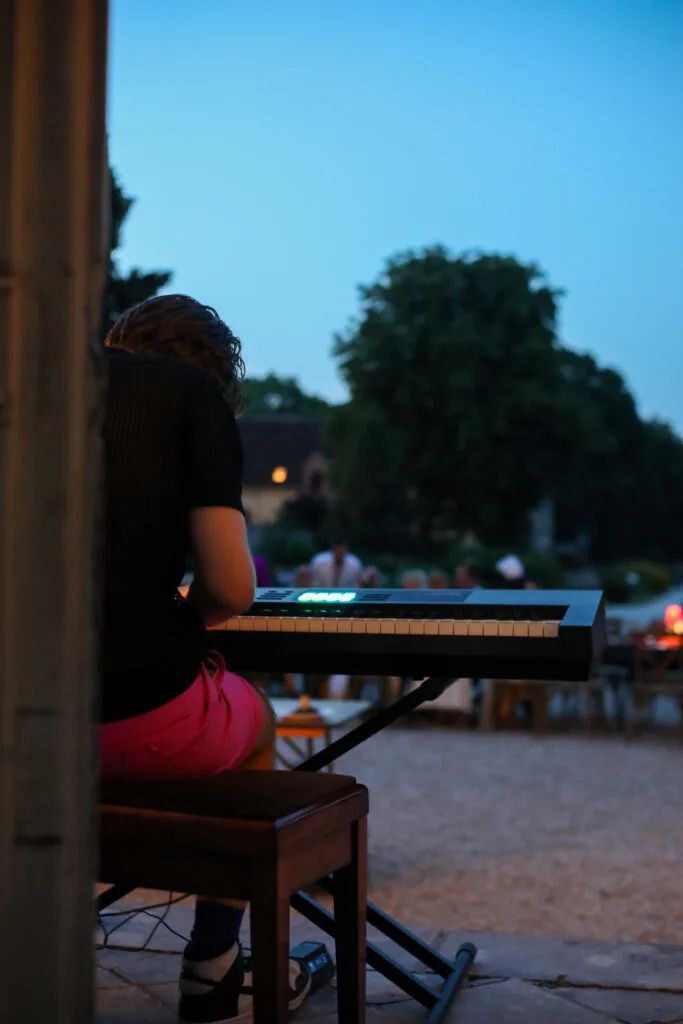 Sem Kramer speelt piano buiten bij schemering